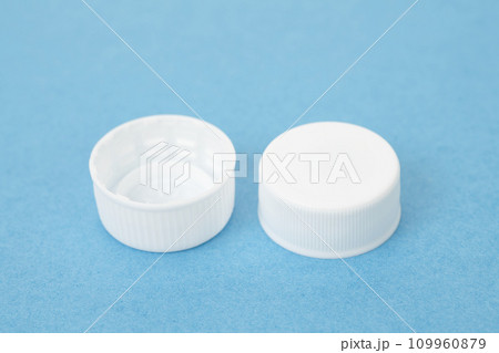 白いペットボトルのキャップ 109960879