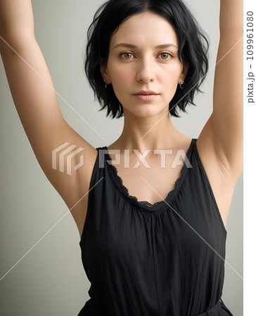 両腕上げたポーズの美しい中年女性 両腕上げたポーズの美しい中年女性 109961080
