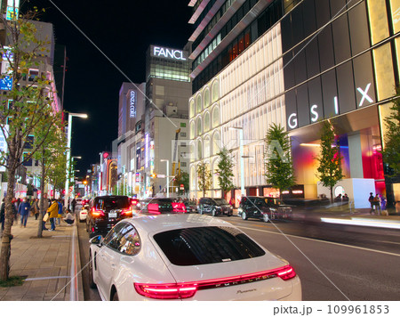 銀座夕景 - 賑わう夜の中央通り(2023年11月) 銀座夕景 - 賑わう夜の中央通り(2023年11月) 109961853