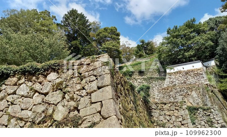 日本100名城 備中松山城 段々に連なる石垣 日本100名城 備中松山城 段々に連なる石垣 109962300