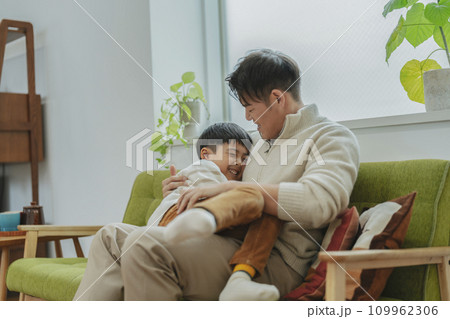 親子の日常　イメージ　30代の父親と小学生の息子 109962306