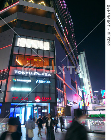 【東京都渋谷区】渋谷夕景 - 渋谷フラクス前の雑踏（2023年11月） 109962440