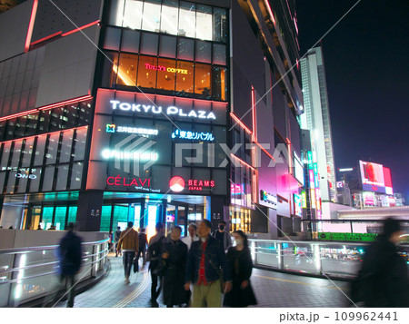 【東京都渋谷区】渋谷夕景 - 渋谷フラクス前の雑踏（2023年11月） 109962441