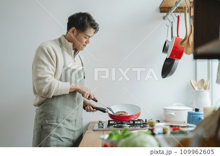 料理をする30代の男性 料理をする30代の男性 109962605