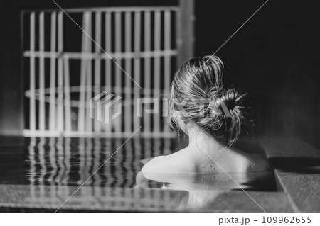 露天風呂に入る女性　モノクロ 109962655
