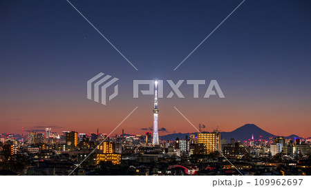 「東京都」都会夜景と東京スカイツリーの風景 109962697