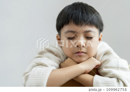 目を閉じて考える7歳の男の子　子供の瞑想　イメージ 109962758
