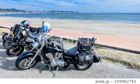 バイクで海が見える海岸沿いの風景 109962762
