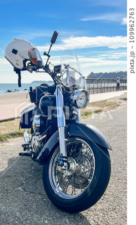 バイクで海が見える海岸沿いの風景 109962763