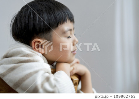 目を閉じた7歳の男の子の横顔 子供の瞑想 イメージ 目を閉じた7歳の男の子の横顔 子供の瞑想 イメージ 109962765