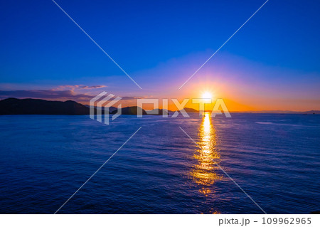 瀬戸内海の夕陽 109962965