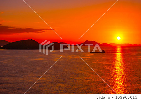 瀬戸内海の夕陽 109963015