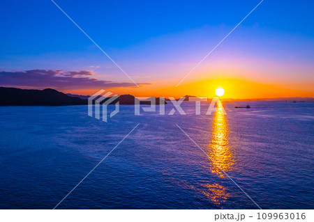 瀬戸内海の夕陽 109963016