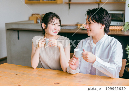 家のダイニングで会話する仲良しの若い日本人夫婦 家のダイニングで会話する仲良しの若い日本人夫婦 109963039