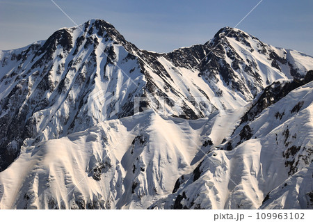 冠雪の北アルプスの鹿島槍ヶ岳 冠雪の北アルプスの鹿島槍ヶ岳 109963102