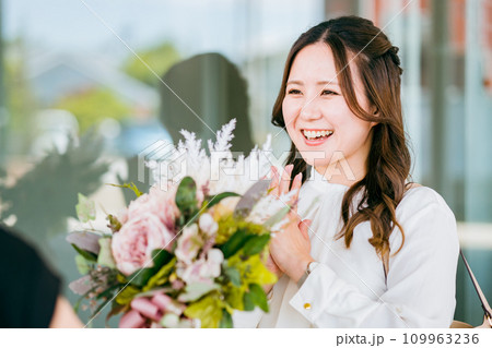 送別会・歓迎会・育休で同僚から花束をもらう若いビジネスウーマン 109963236