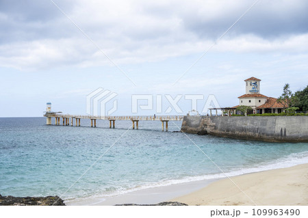 ブセナ海中公園の白い砂浜と青い海　海中展望塔と橋　沖縄県名護市 109963490