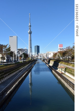 北十間川に映る東京スカイツリー 北十間川に映る東京スカイツリー 109963585