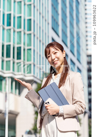 ビジネス 女性 手かざし ビジネス 女性 手かざし 109963622