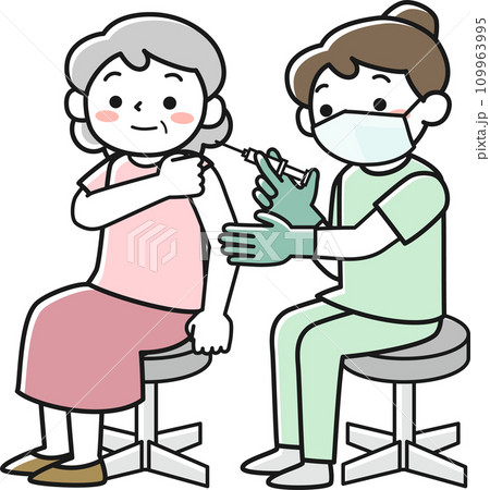 シニア女性に注射をする女性看護師 109963995