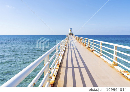 部瀬名の青い海と海中展望塔に向かう橋 ブセナ海中公園 沖縄県名護市 部瀬名の青い海と海中展望塔に向かう橋 ブセナ海中公園 沖縄県名護市 109964014