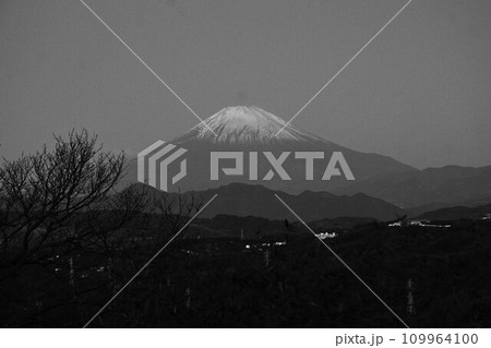 冬の富士山・年賀状素材・美しい日本・日本観光旅行素材 冬の富士山・年賀状素材・美しい日本・日本観光旅行素材 109964100