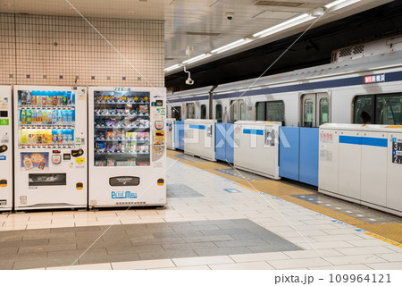 【目黒駅】到着した電車とホーム 【目黒駅】到着した電車とホーム 109964121
