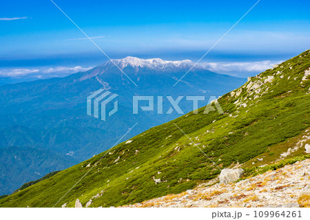 長野県中央アルプス縦走登山千畳敷から空木岳　冠雪した御嶽山 109964261
