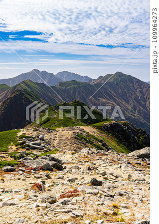 長野県中央アルプス縦走登山千畳敷から空木岳　空木岳と南駒ヶ岳 109964273