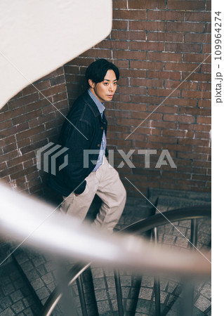 階段を上がる男性 109964274