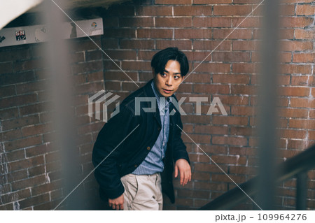 階段を上がる男性 109964276