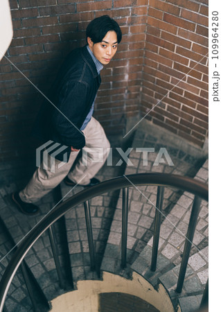 階段を上がる男性 階段を上がる男性 109964280