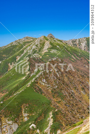 長野県中央アルプス縦走登山千畳敷から空木岳 木曽駒ヶ岳と宝剣岳 長野県中央アルプス縦走登山千畳敷から空木岳 木曽駒ヶ岳と宝剣岳 109964312