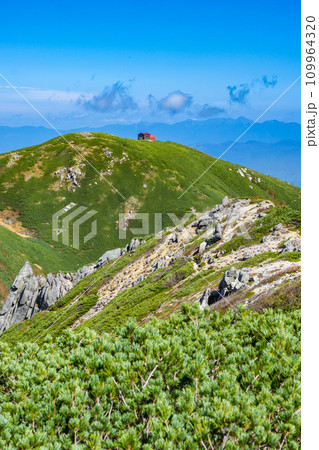 長野県中央アルプス縦走登山千畳敷から空木岳　檜尾岳の檜尾小屋 109964320