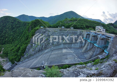 深山ダムの洪水吐 109964392