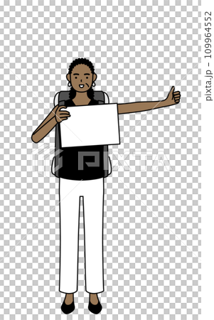 非洲老年婦女微笑著搭便車 109964552