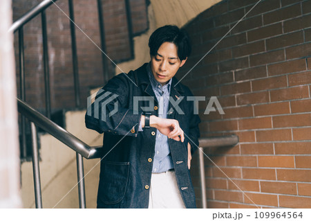 腕時計を見る男性 腕時計を見る男性 109964564