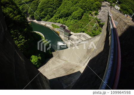 五十里ダム天端から見る下流 五十里ダム天端から見る下流 109964598