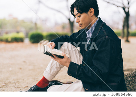 屋外で本を読む男性 109964960