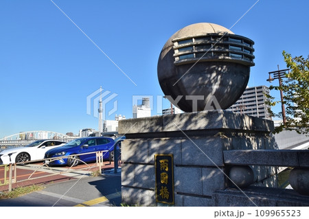 晴天の両国橋からのスカイツリー　東京 109965523