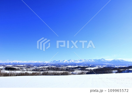 青空と冬の北海道の風景 109965572