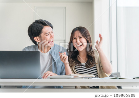 大学・学校で楽しい講義を受ける大学生のカップル(高校生・学生・塾・予備校) 大学・学校で楽しい講義を受ける大学生のカップル(高校生・学生・塾・予備校) 109965889