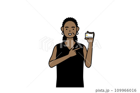 クレジット決済を勧めるアフリカ系シニア女性 109966016