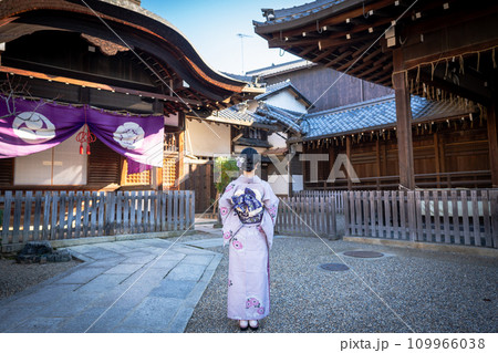 着物を着た女性 日本京都伝統建物背景 109966038