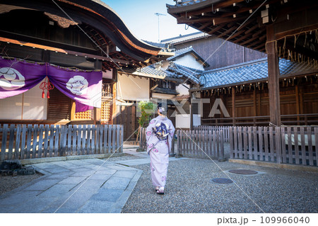 着物を着た女性 日本京都伝統建物背景 109966040