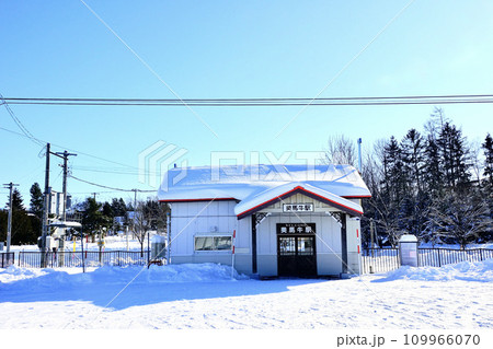 晴れた日の美瑛町美馬牛駅 109966070