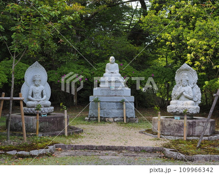 園城寺 (三井寺)の智証大師の石像（ 滋賀県・大津市） 109966342