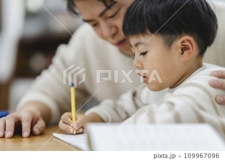 勉強する小学1年生の男の子の横顔 勉強をみる父親 イメージ 勉強する小学1年生の男の子の横顔 勉強をみる父親 イメージ 109967096