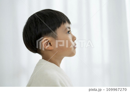 7歳の男の子　横顔 109967270