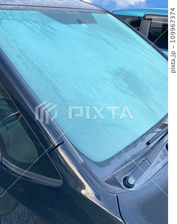 真冬の車のフロントガラスに真っ白な霜 109967374